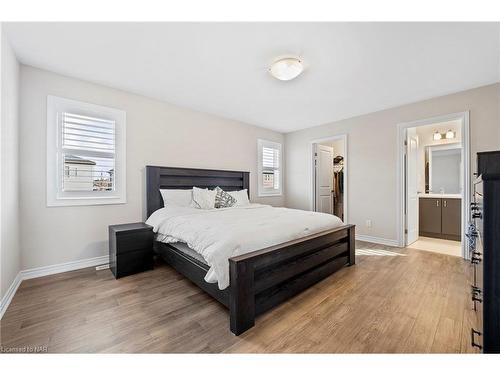 8109 Brookside Drive Drive, Niagara Falls, ON - Indoor Photo Showing Bedroom