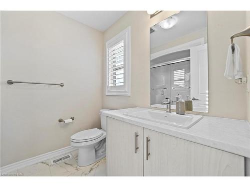8109 Brookside Drive Drive, Niagara Falls, ON - Indoor Photo Showing Bathroom