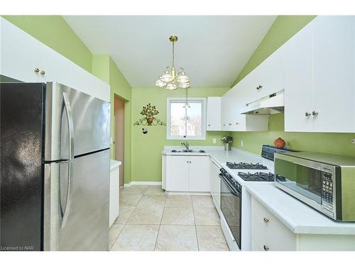 976 Colette Road, Fort Erie, ON - Indoor Photo Showing Kitchen With Double Sink