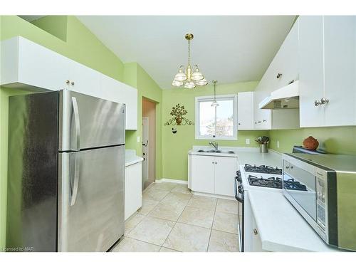 976 Colette Road, Fort Erie, ON - Indoor Photo Showing Kitchen With Double Sink