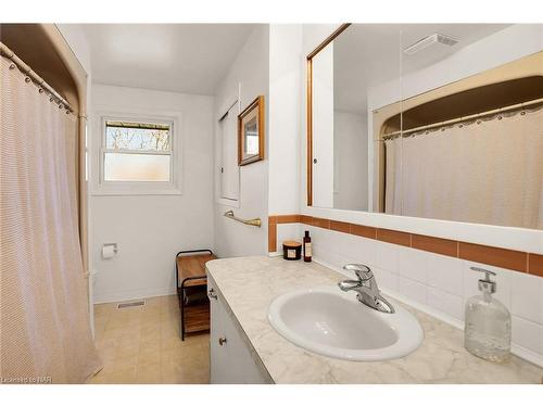 305 Centre Street, Niagara-On-The-Lake, ON - Indoor Photo Showing Bathroom