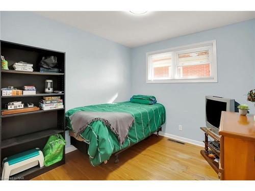 195 Central Avenue, Fort Erie, ON - Indoor Photo Showing Bedroom