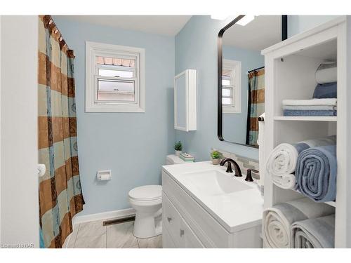 195 Central Avenue, Fort Erie, ON - Indoor Photo Showing Bathroom