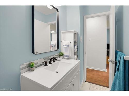 195 Central Avenue, Fort Erie, ON - Indoor Photo Showing Bathroom