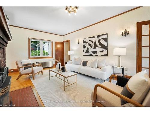 3855 St James Avenue, Niagara Falls, ON - Indoor Photo Showing Living Room