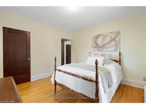3855 St James Avenue, Niagara Falls, ON - Indoor Photo Showing Bedroom