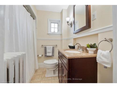 3855 St James Avenue, Niagara Falls, ON - Indoor Photo Showing Bathroom