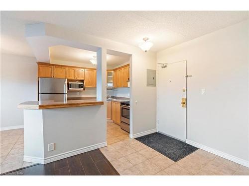307-264 Oakdale Avenue, St. Catharines, ON - Indoor Photo Showing Kitchen