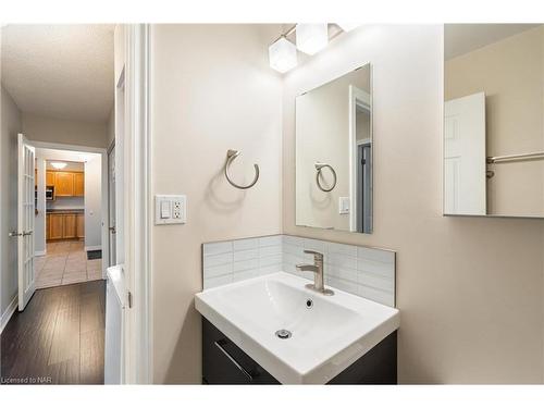 307-264 Oakdale Avenue, St. Catharines, ON - Indoor Photo Showing Bathroom