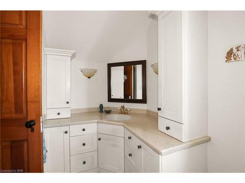 4272 Martin Road, Vineland, ON - Indoor Photo Showing Bathroom