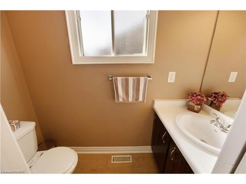 7715 Swan Street, Niagara Falls, ON - Indoor Photo Showing Bathroom