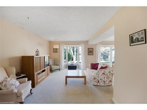 7715 Swan Street, Niagara Falls, ON - Indoor Photo Showing Living Room