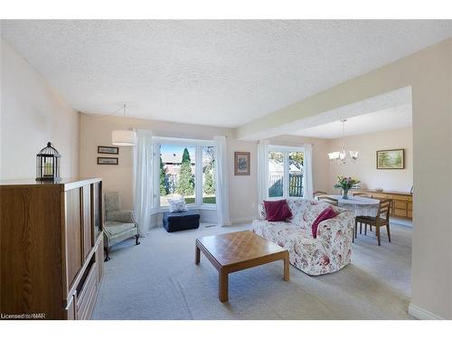 7715 Swan Street, Niagara Falls, ON - Indoor Photo Showing Living Room