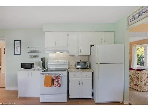 7715 Swan Street, Niagara Falls, ON - Indoor Photo Showing Kitchen