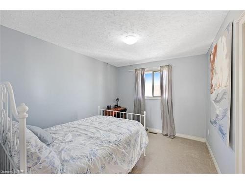 7715 Swan Street, Niagara Falls, ON - Indoor Photo Showing Bedroom