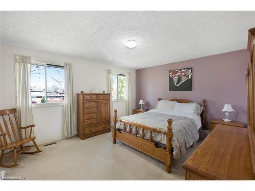 7715 Swan Street, Niagara Falls, ON - Indoor Photo Showing Bedroom