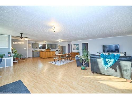 125 Haun Road, Crystal Beach, ON - Indoor Photo Showing Living Room