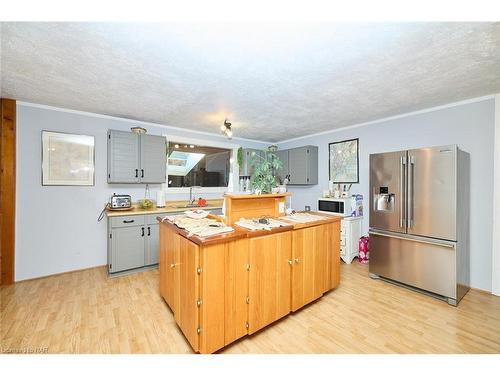 125 Haun Road, Crystal Beach, ON - Indoor Photo Showing Kitchen