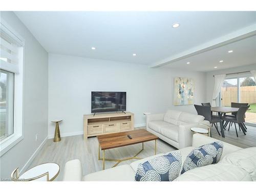 4353 Second Avenue, Niagara Falls, ON - Indoor Photo Showing Living Room
