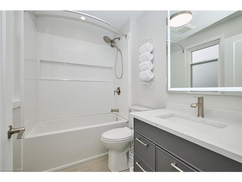 4353 Second Avenue, Niagara Falls, ON - Indoor Photo Showing Bathroom