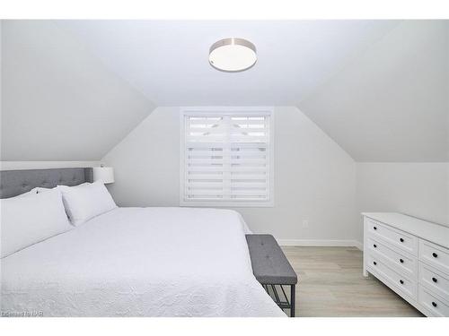 4353 Second Avenue, Niagara Falls, ON - Indoor Photo Showing Bedroom