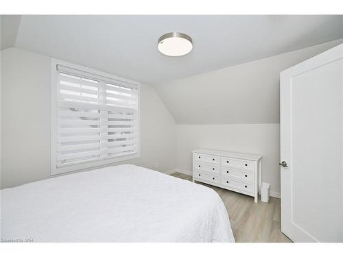 4353 Second Avenue, Niagara Falls, ON - Indoor Photo Showing Bedroom
