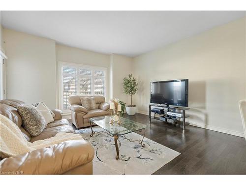 20-4399 Montrose Road, Niagara Falls, ON - Indoor Photo Showing Living Room