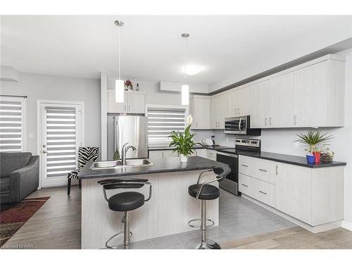 83 Mclaughlin Street, Welland, ON - Indoor Photo Showing Kitchen With Upgraded Kitchen