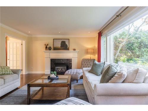 328 Niagara Boulevard, Niagara-On-The-Lake, ON - Indoor Photo Showing Living Room With Fireplace