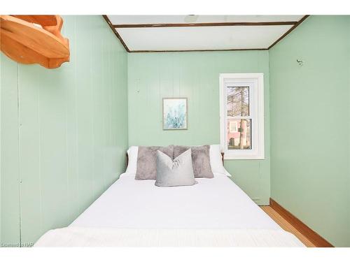 32 Erie Heights Line, Lowbanks, ON - Indoor Photo Showing Bedroom