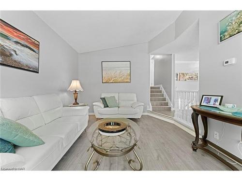 6157 Monterey Avenue, Niagara Falls, ON - Indoor Photo Showing Living Room