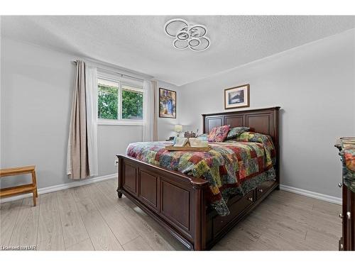 6157 Monterey Avenue, Niagara Falls, ON - Indoor Photo Showing Bedroom