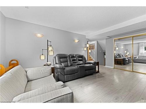 6157 Monterey Avenue, Niagara Falls, ON - Indoor Photo Showing Living Room