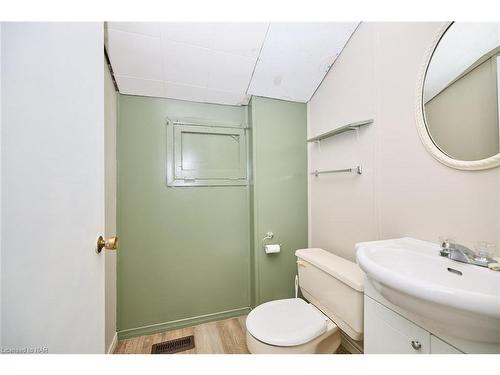 58 Court Street, St. Catharines, ON - Indoor Photo Showing Bathroom
