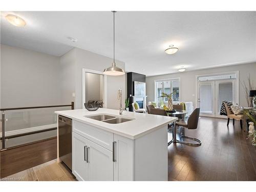 135 Borden Trail, Welland, ON - Indoor Photo Showing Kitchen With Double Sink
