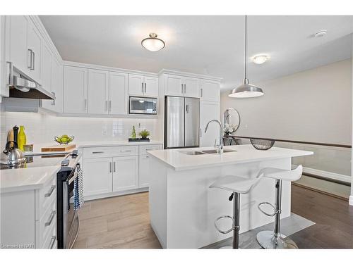 135 Borden Trail, Welland, ON - Indoor Photo Showing Kitchen With Double Sink With Upgraded Kitchen