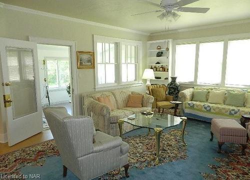 825 Garrison Road, Fort Erie, ON - Indoor Photo Showing Living Room
