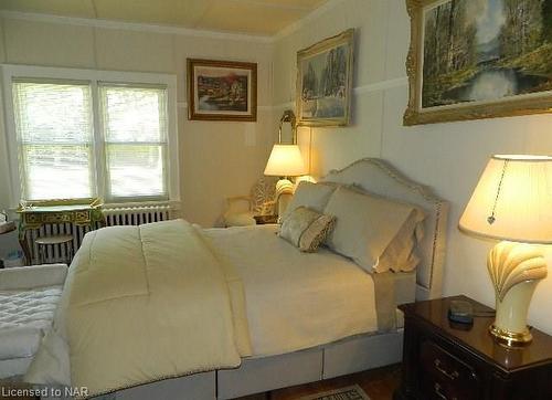 825 Garrison Road, Fort Erie, ON - Indoor Photo Showing Bedroom