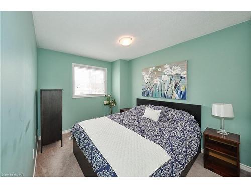 98-8141 Coventry Road, Niagara Falls, ON - Indoor Photo Showing Bedroom