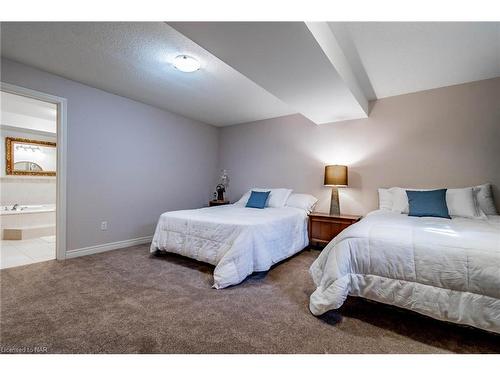 18-5200 Dorchester Road, Niagara Falls, ON - Indoor Photo Showing Bedroom