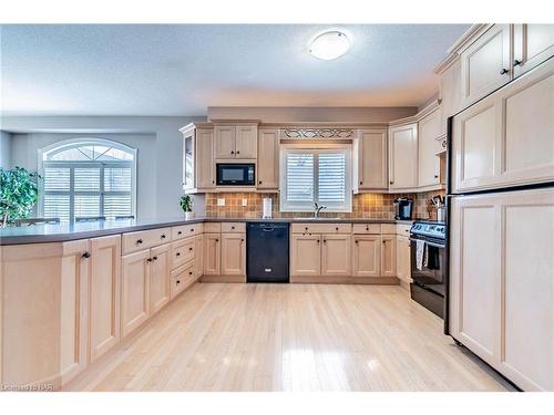 18-5200 Dorchester Road, Niagara Falls, ON - Indoor Photo Showing Kitchen