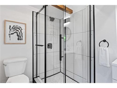 323 Oxford Avenue, Crystal Beach, ON - Indoor Photo Showing Bathroom
