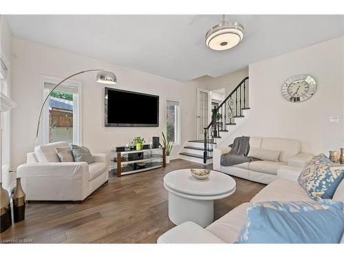 4472 Kathleen Crescent, Niagara Falls, ON - Indoor Photo Showing Living Room