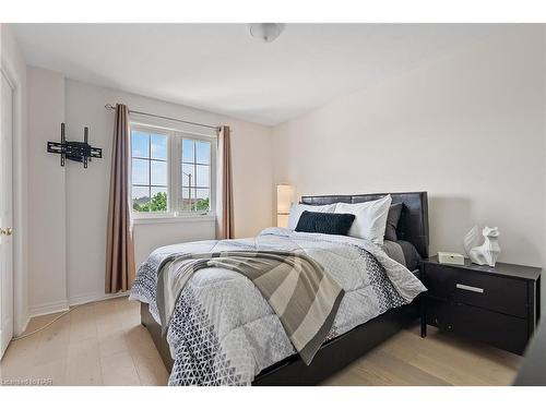 4472 Kathleen Crescent, Niagara Falls, ON - Indoor Photo Showing Bedroom