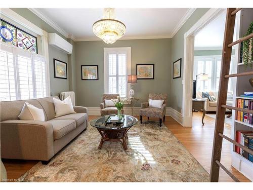 137 Geneva Street, St. Catharines, ON - Indoor Photo Showing Living Room