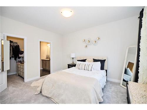 11-4311 Mann Street, Niagara Falls, ON - Indoor Photo Showing Bedroom
