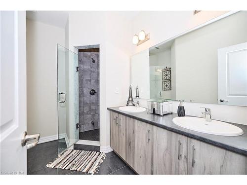 11-4311 Mann Street, Niagara Falls, ON - Indoor Photo Showing Bathroom