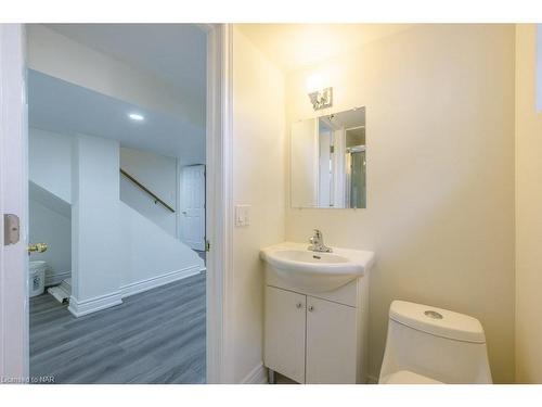 7813 Beaverdams Road, Niagara Falls, ON - Indoor Photo Showing Bathroom