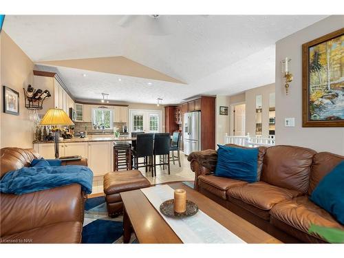 3808 Farr Avenue, Ridgeway, ON - Indoor Photo Showing Living Room