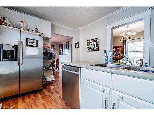 40 Chaplin Avenue, St. Catharines, ON - Indoor Photo Showing Kitchen With Double Sink